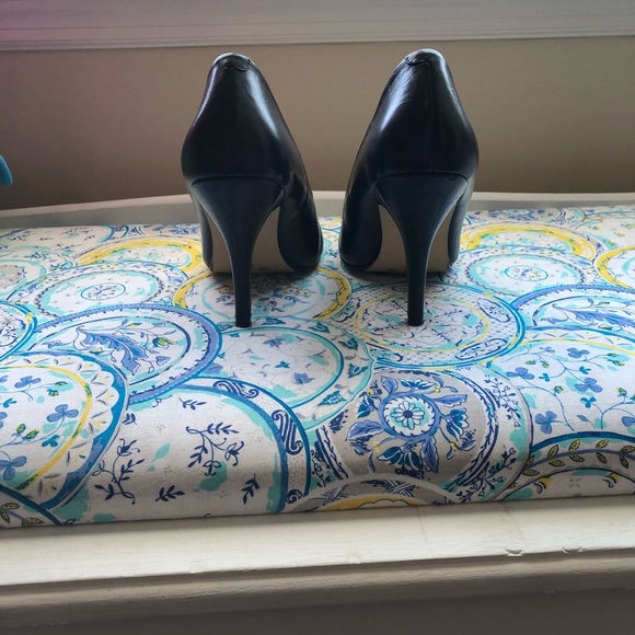 SOLD: Chinese Laundry black pumps with gold toe - Picture 4 of 4